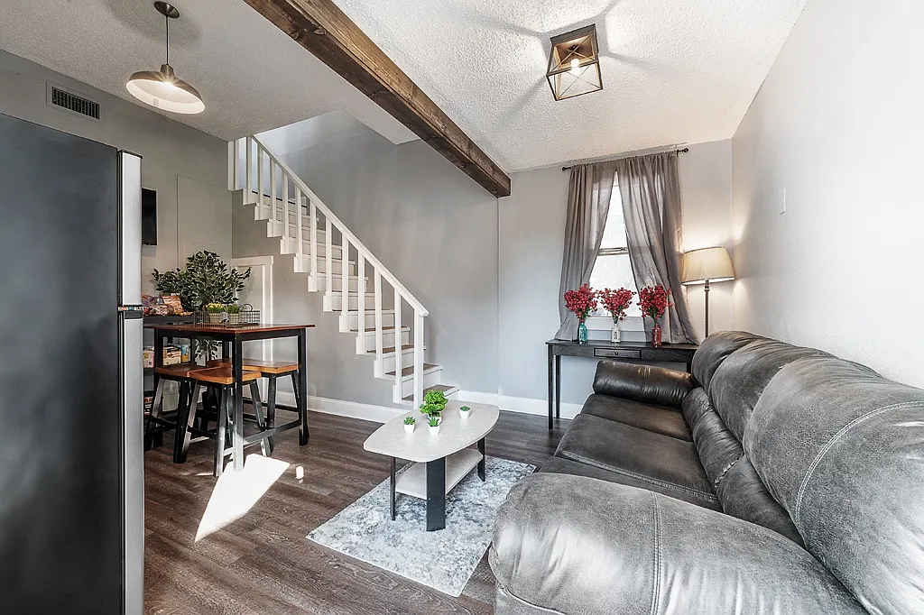 1 bed, 400 sqft, $1,300 — Photo 1