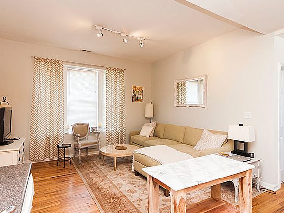 3rd image of 2123 W Schiller St APT 2R