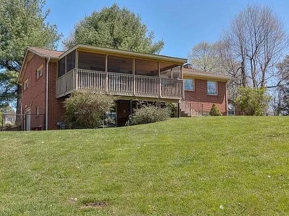 2nd image of 2106 Greenbriar Cir