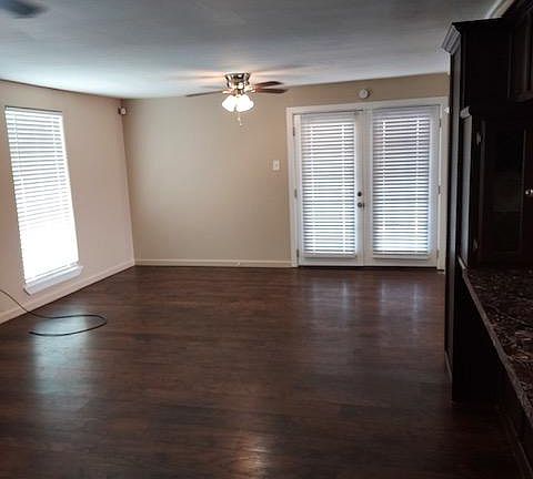 3rd image of 1901 N Benton St