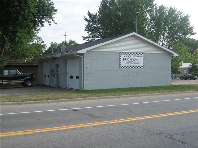 LOCATION!LOCATION! On Hwy 19 in Lonsdale