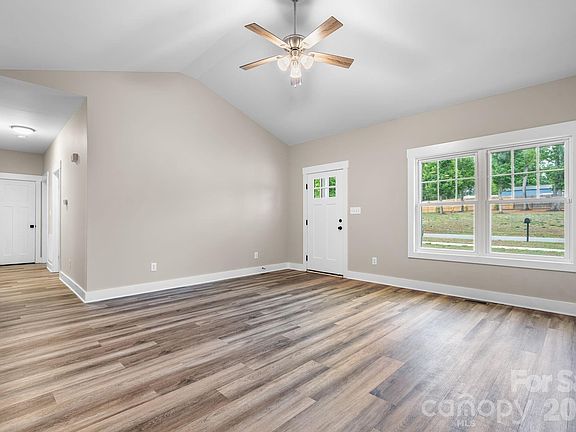 4th image of 1700 Ivey Ct