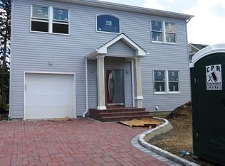 67 Crescent St, Hicksville, NY 11801