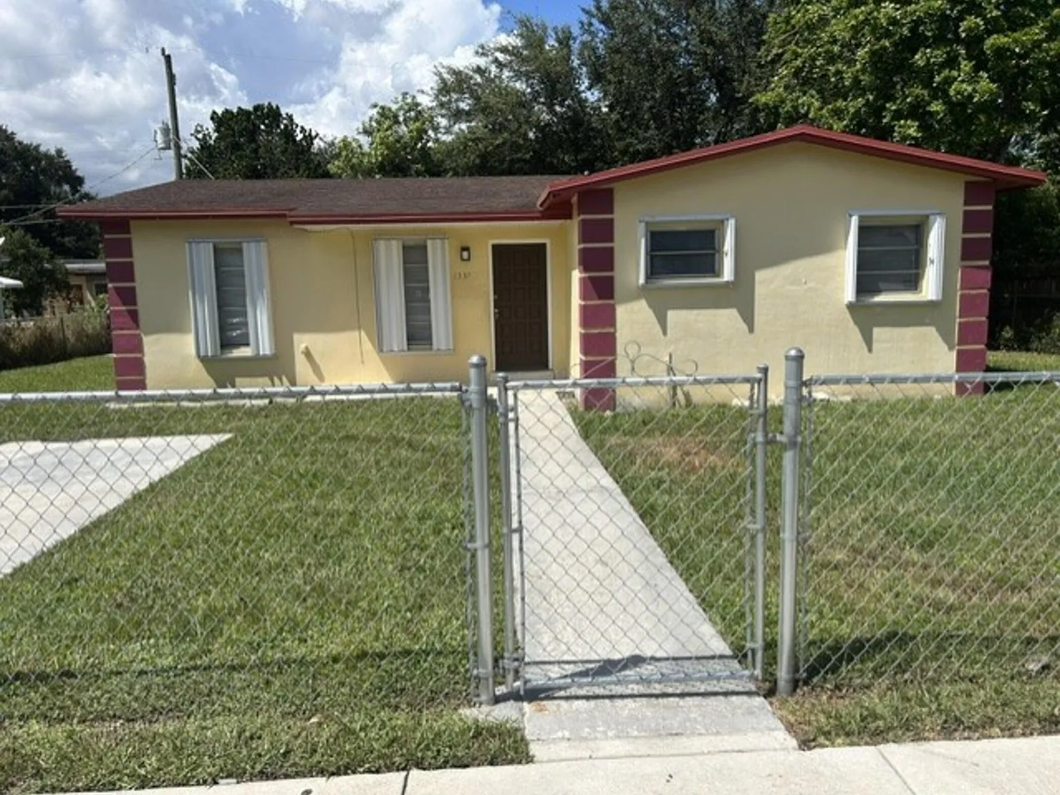4 bed, 2.0 bath, 1976 sqft, $3,100 — Photo 2