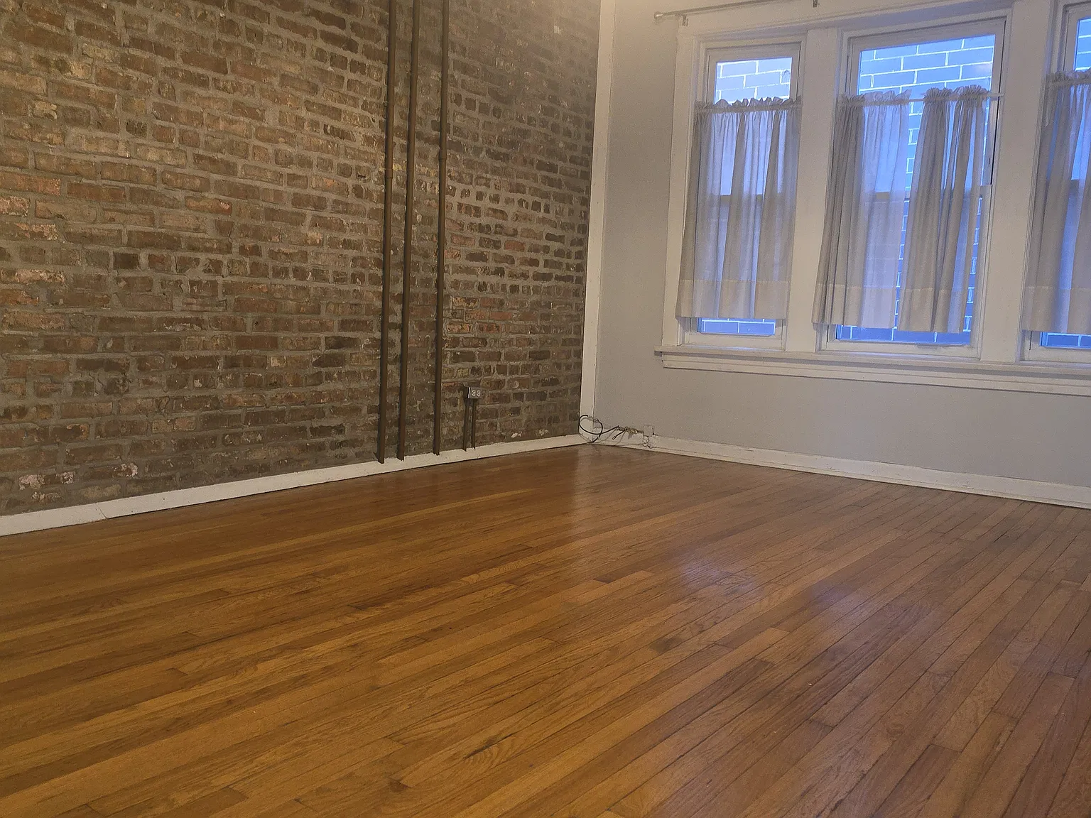 2 bed, 900 sqft, $1,900 — Photo 1