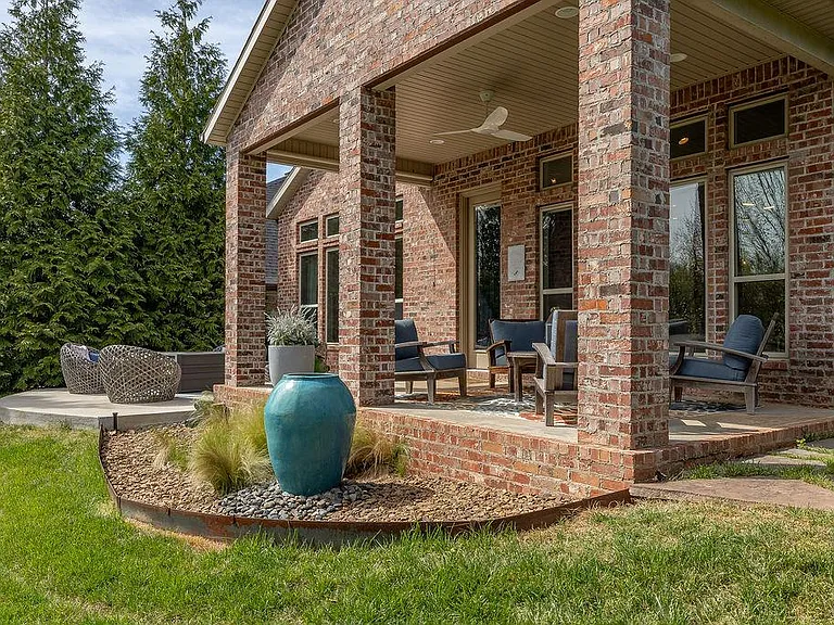 1235 E Adelaide Ln — Photo 30