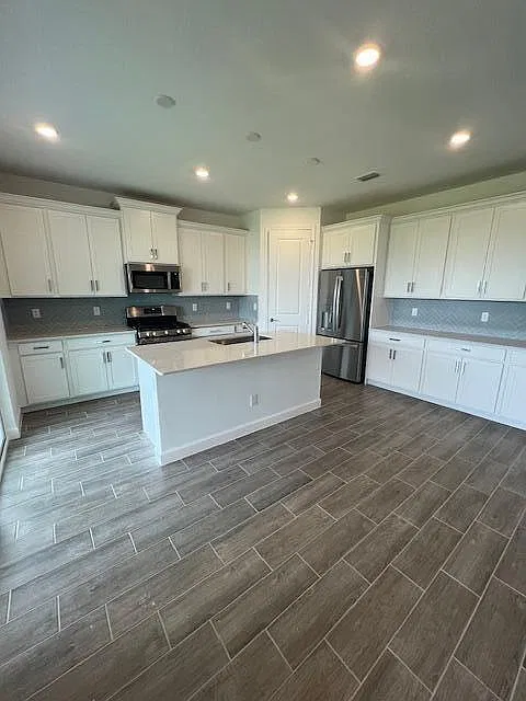 4 bed, 3.0 bath, 2373 sqft, $4,000 — Photo 3