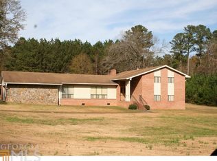 255 Willow Lake Ln, Sharpsburg, GA 30277