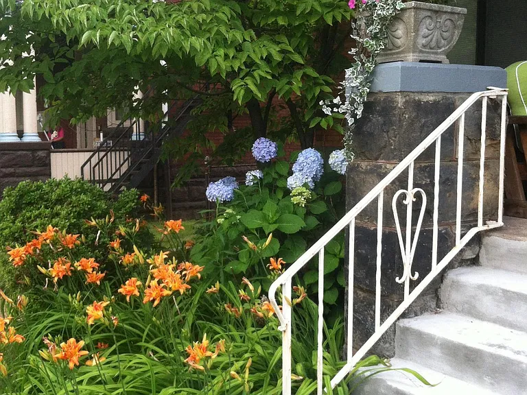 342 S Pacific Ave — Photo 2