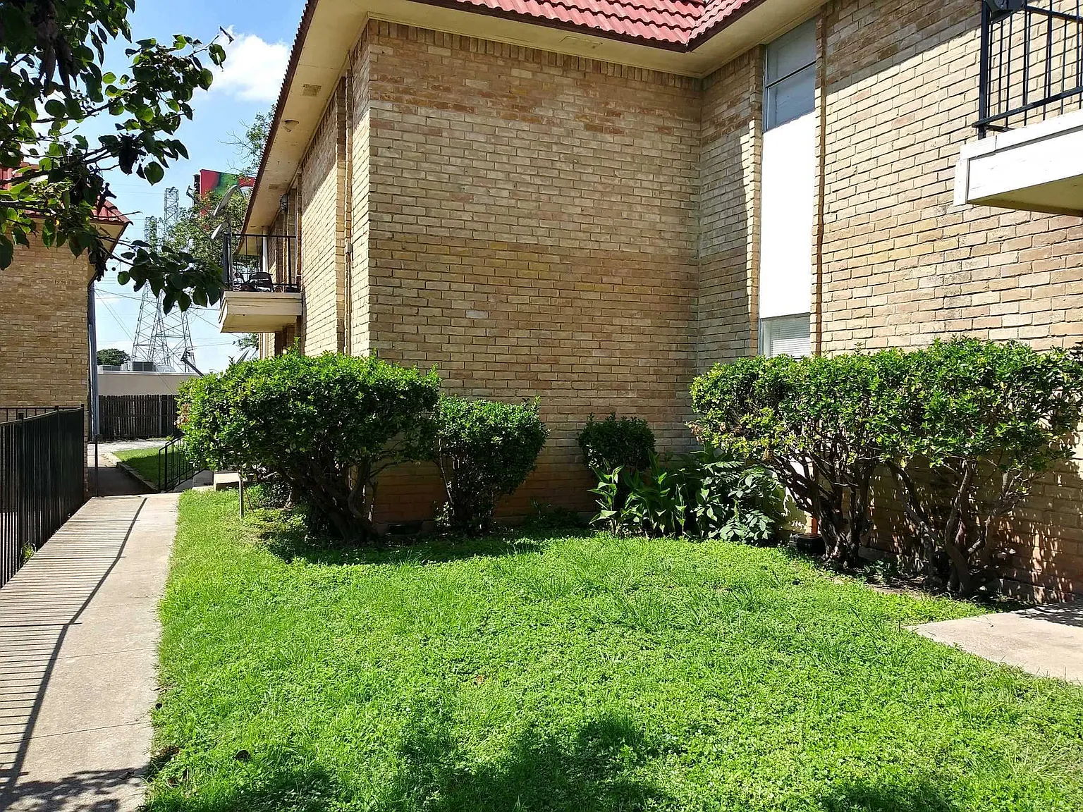 Las Brisas Apartments — Photo 3