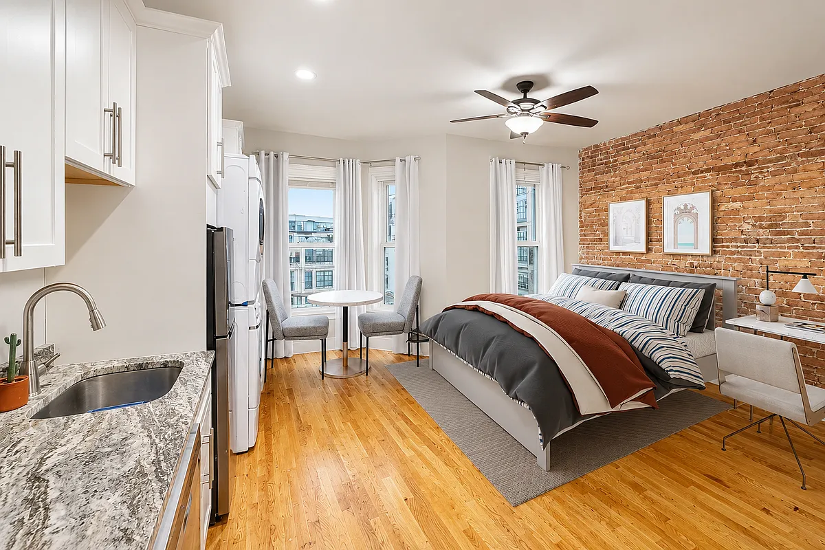 Building Photo - 472 E 4th St #5