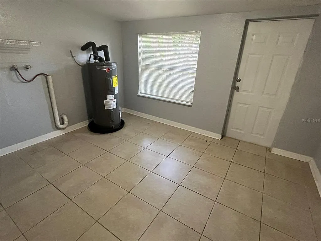 2 bed, 1.0 bath, 880 sqft, $1,300 — Photo 2