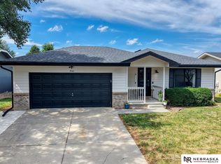 1541 SW Lacey Ln, Lincoln, NE 68522