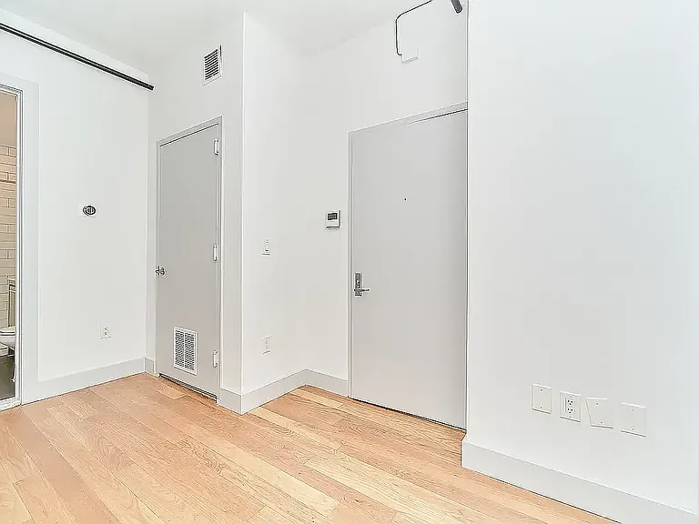 347 Lorimer St #3 — Photo 12