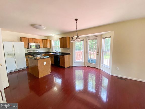 5th image of 10 Montgomery Dr