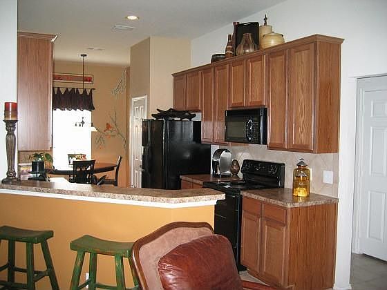 42 inch cabinets and sandwich bar - gorgeous kitchen.