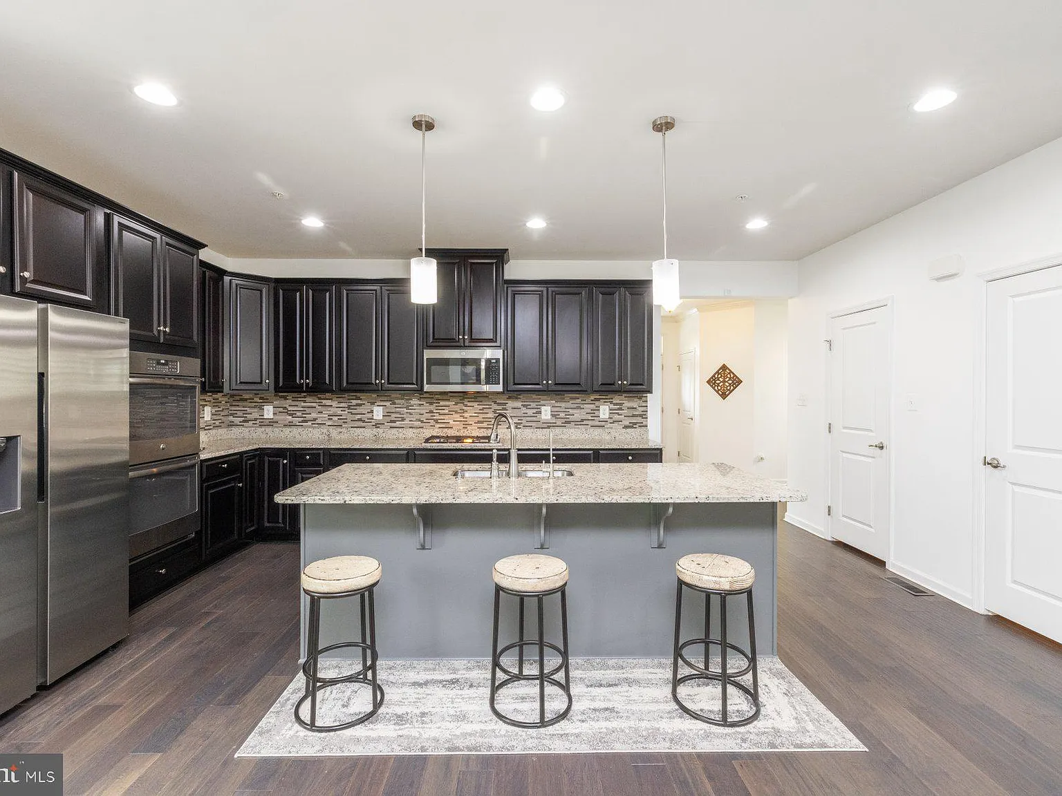 5 bed, 4.5 bath, 4004 sqft, $4,100 — Photo 4