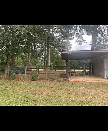 Dog kennel with run. 