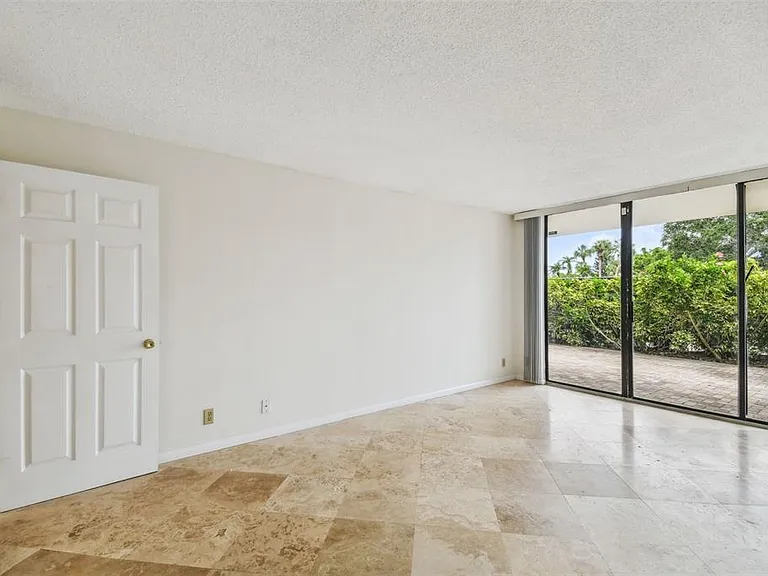 100 Oakmont Ln #106 — Photo 37