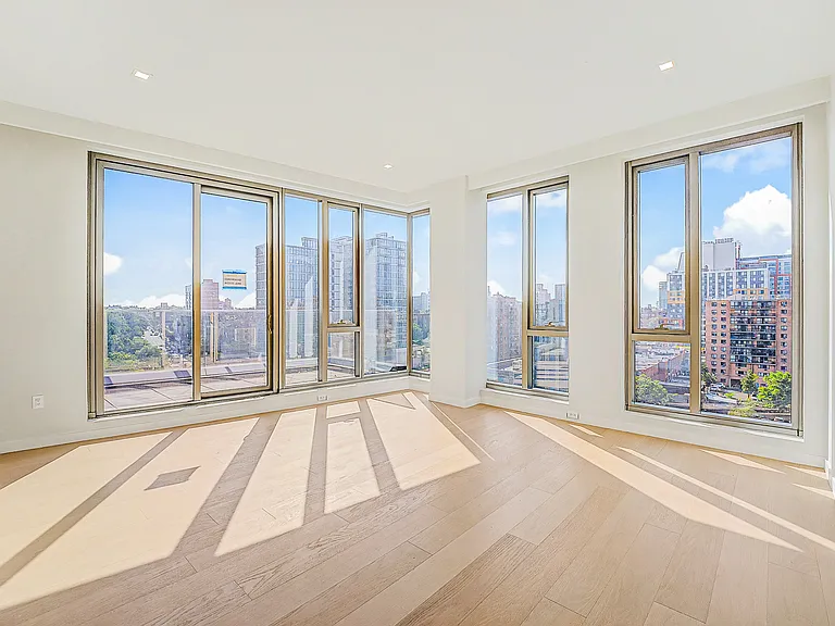 35-32 Leavitt St #10A — Photo 3