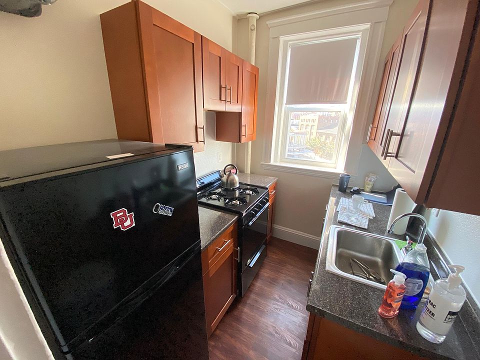 2nd image of 118 Washington St #12