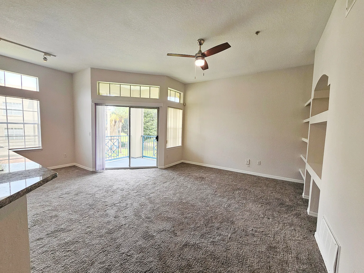 1 bed, 842 sqft, $1,390 — Photo 4