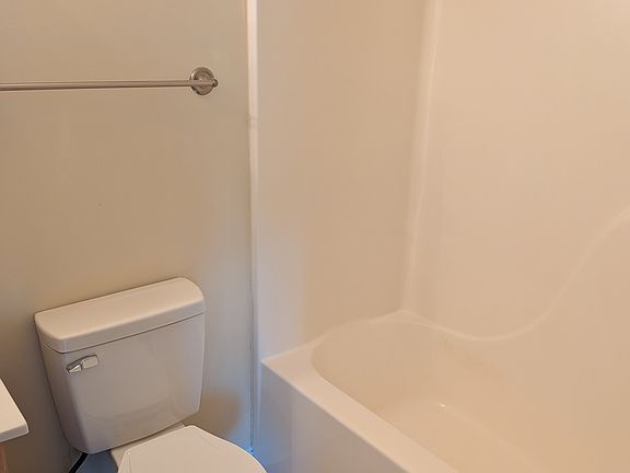 3rd image of 523 Beaverview Dr #523