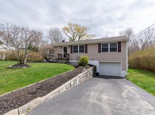 33 Meadowbrook Dr, Cumberland, RI 02864
