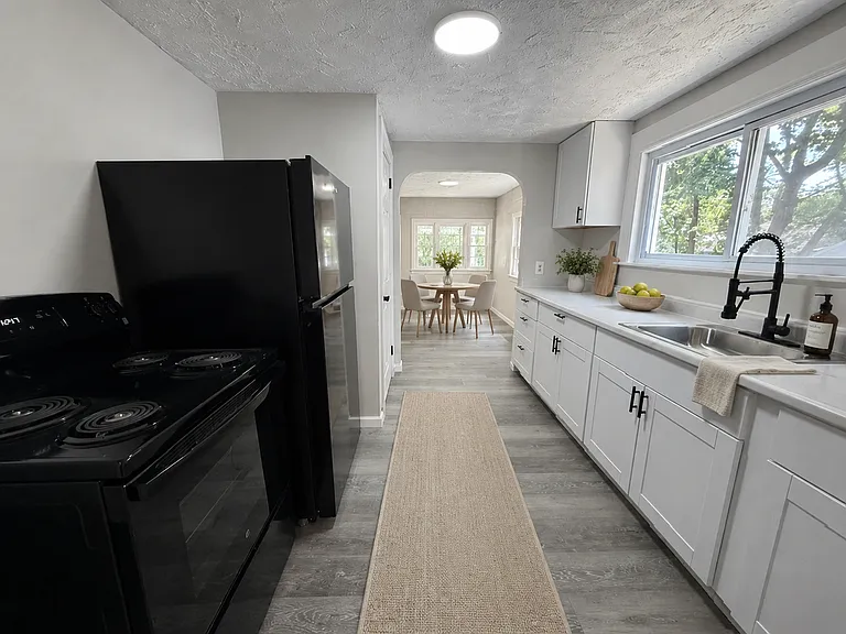 621 Hudson Ave — Photo 5