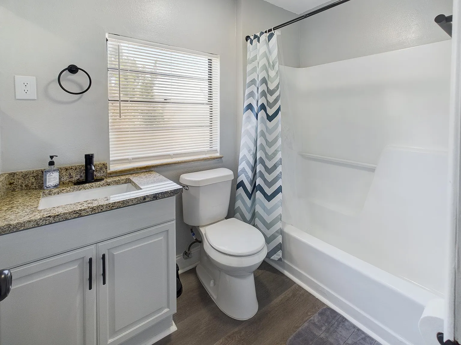 4 bed, 4.0 bath, 3393 sqft, $879 — Photo 3
