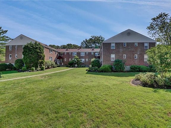 5th image of 13 Bryant Cres APT 2B