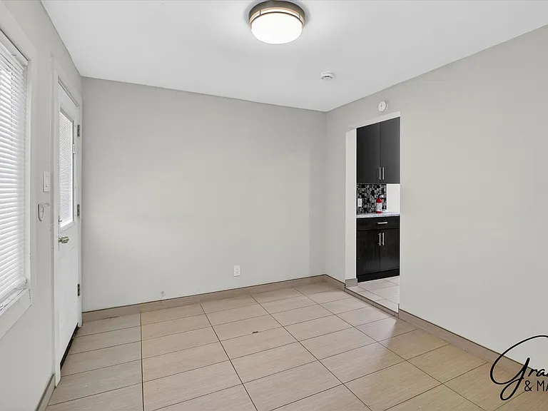 2315 Yemans St — Photo 11