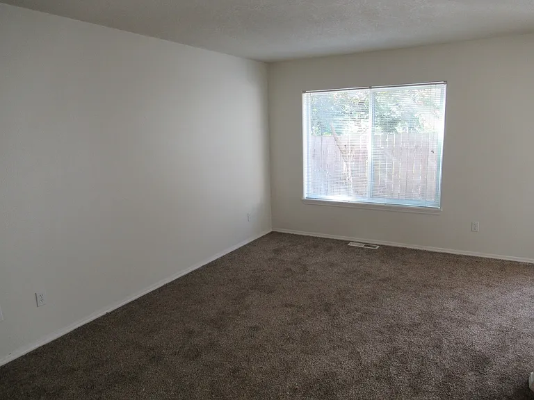 Large Three Bedroom Duplex in Keizer! — Photo 3