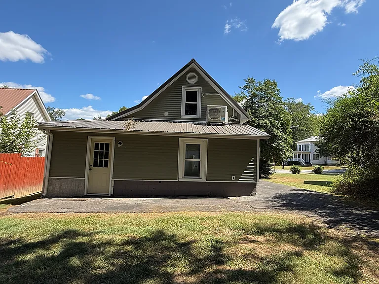 106 E Frazier Ave — Photo 2
