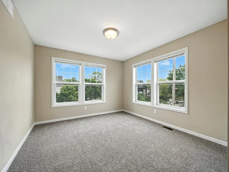 600 W 32nd St #3 — Photo 12