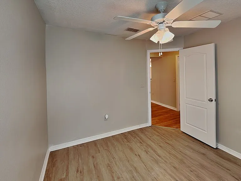 1043 Bethpage Rd — Photo 8
