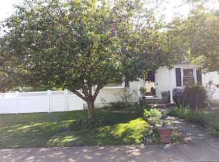 6 Lawnside Dr, Hicksville, NY 11801