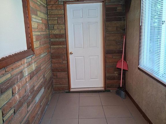 3rd image of 265 View St