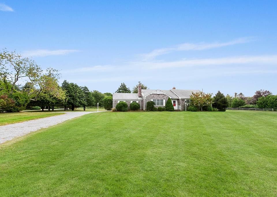 1st image of 26 Quaquanantuck Ln
