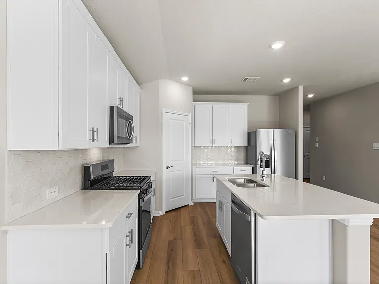 6649 Valley Lake Ln — Photo 10