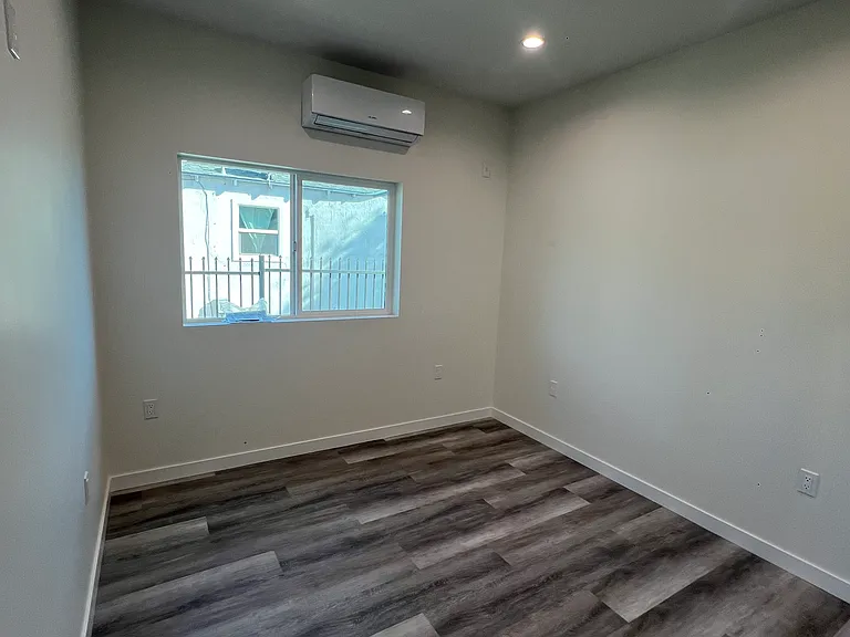 11616 Hamlin St — Photo 8
