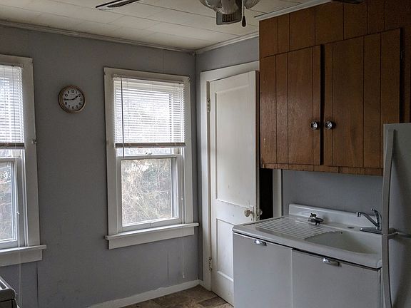 2nd image of 2700 Elm St APT 3
