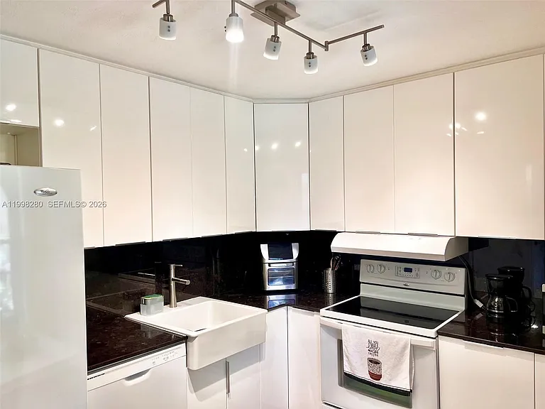 2841 Somerset Dr #215 — Photo 16