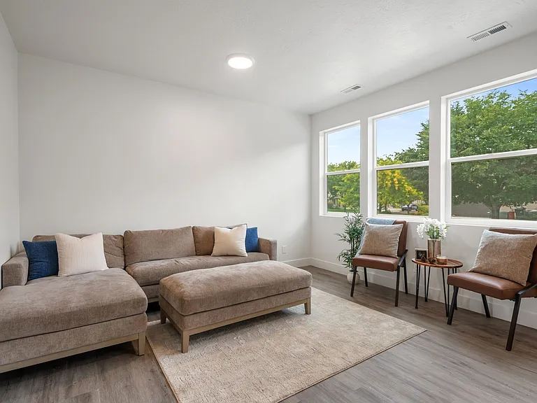 737 S Harrison Dr — Photo 16