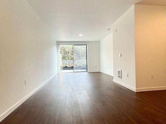 5th image of 4600 Union Bay Pl NE #211