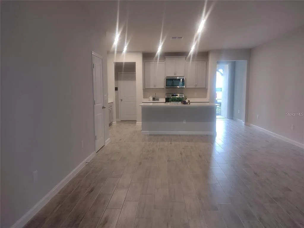 3 bed, 2.5 bath, 1888 sqft, $2,400 — Photo 2
