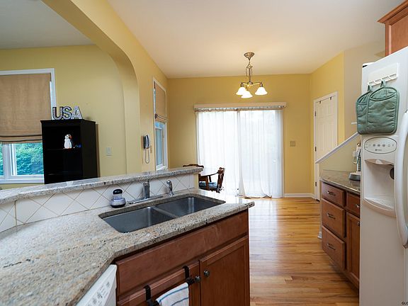 3rd image of 16 Hilltop Dr