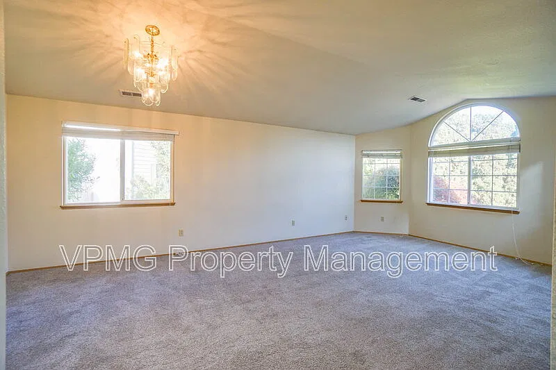 3 bed, 2.0 bath, 1678 sqft, $2,495 — Photo 4
