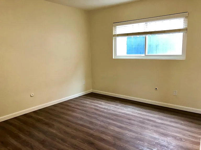 1646 Brookes Ave — Photo 7