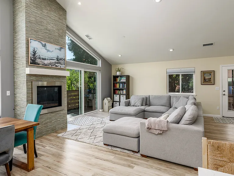 718 Walnut Ave — Photo 2